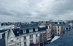 Le Sacré, Au pied de la cathédrale